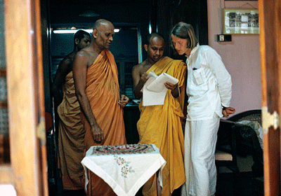 René Gothóni in Sri Lanka conducting fieldwork among Buddhist monks, 1974. Kuva: © Raili Gothóni​