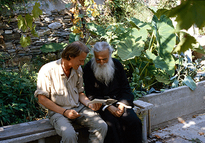 I bilden René Gothóni som gör fältundersökning bland ortodoxa munkar på det heliga Athosberget. Foto: Antonios Vasileiadis.​