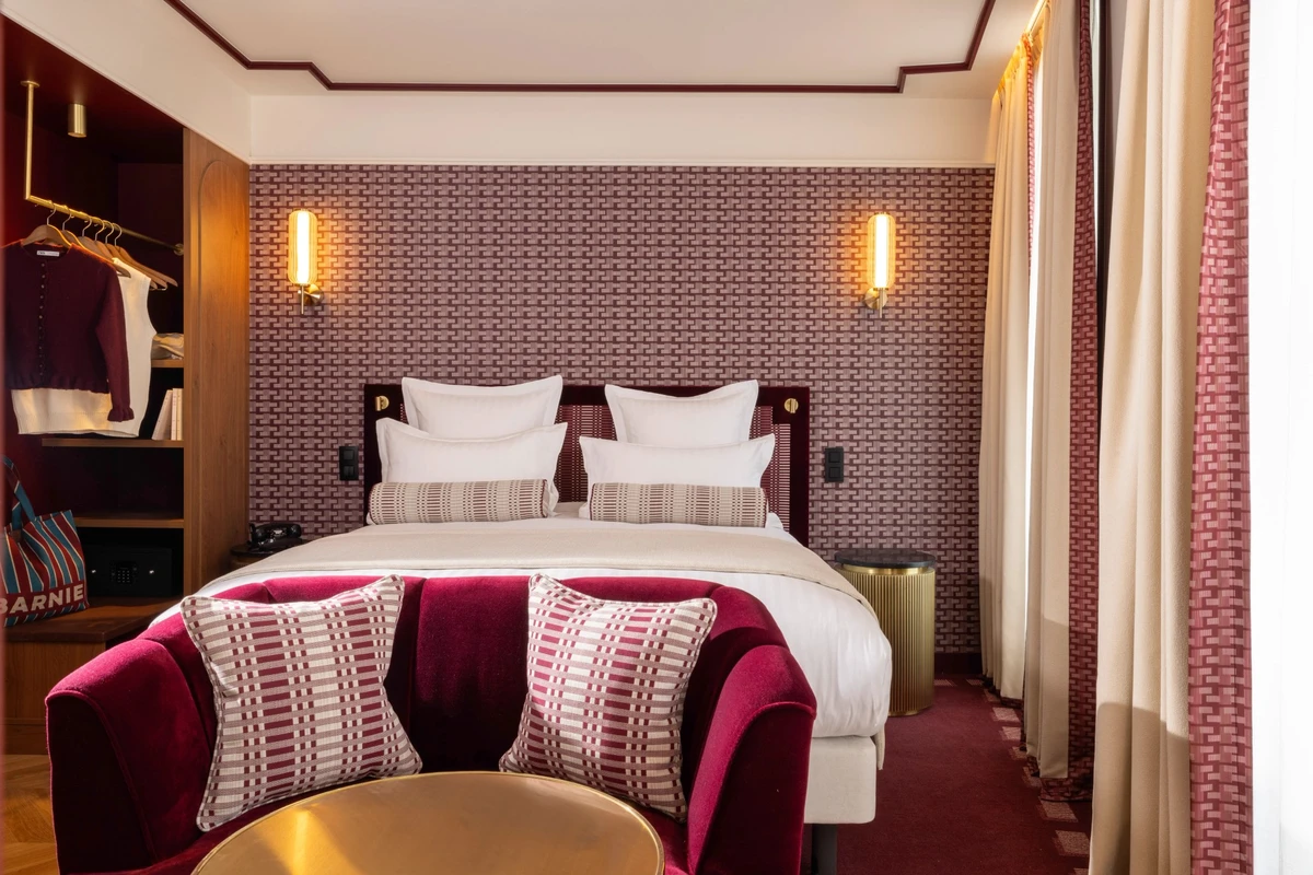A red-toned hotel room at Hotel Filigrane