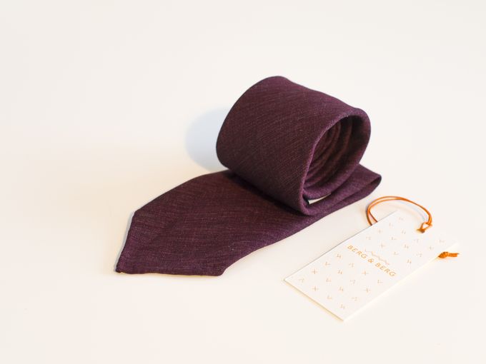 ​Handrolled burgundy linen tie.​