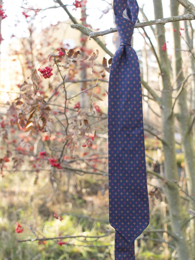 Navy six-fold silk tie​