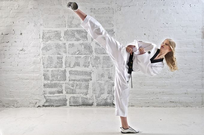 Maria Heikkinen performs a side kick.