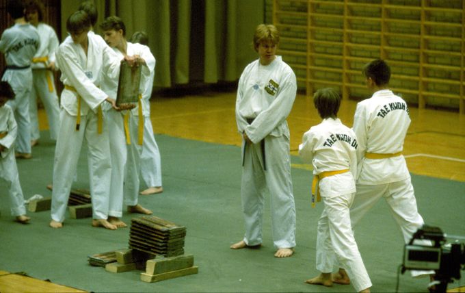 Mukwanin pääopettaja Matti Heikkinen valmistautumassa murskaamaan tiiliä taekwondonäytöksessä vuonna 1989.