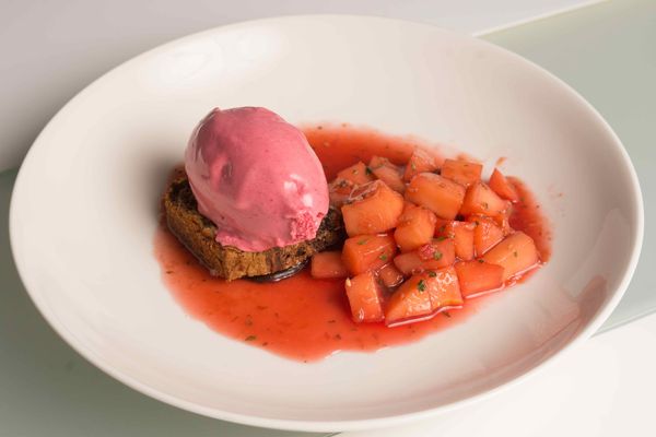 Chokladcrème med grillad tigerkaka, äppelmustkompott och hallonglass. FOTO: Johan Sahlén