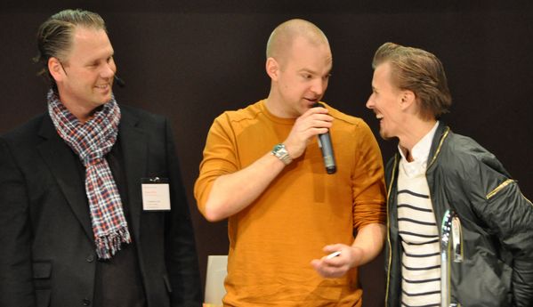 Johan Hedberg (mitten) vann Stora Matbloggspriset 2014 för matbloggen "Matgeek".