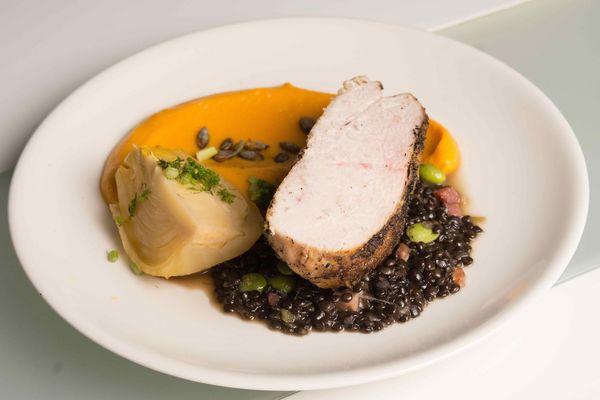 Chipotlestekt tuppbröst på belugalinser, kryddkokt fänkål, pumpacrème och stjärnanissky. FOTO: Johan Sahlén