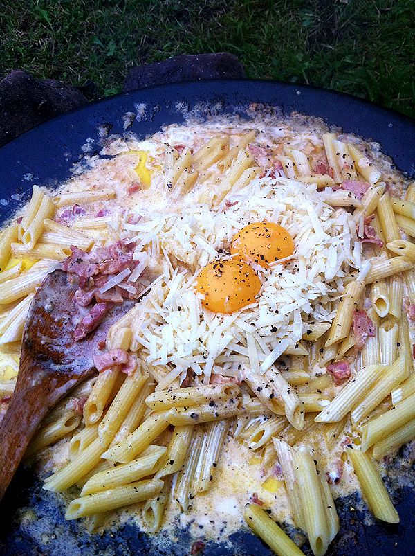 Allt blir väl godare lagat över öppen eld, så varför inte en prova en klassiker som Carbonara? Från Kryddburken.