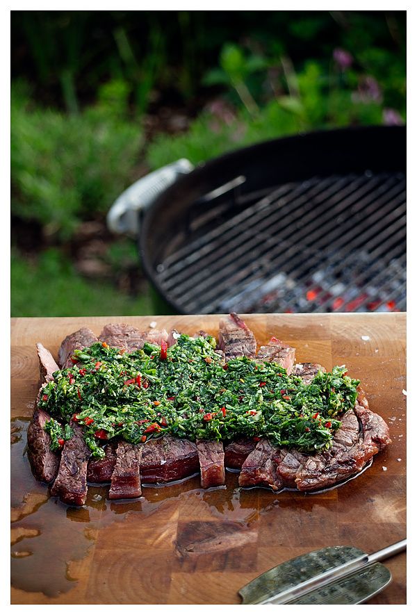 Chimichurri är tillbehöret som förhöjer i princip allt grillat. Smakar dessutom gott att bara säga det … Recept från årets grillblogg 2013: Bara en kaka till.
