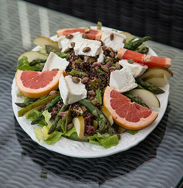 Mättande sallad för de riktigt varma dagarna. Recept från bloggen Kryddburken.