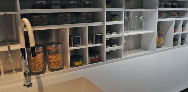 Öppna väggskåp i olika storlekar både på höjden och bredden kombinerat med glashållare.