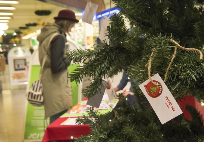 Nuorkauppakamarin Joulupuu-keräys on raumalaisille jo tuttu tempaus.