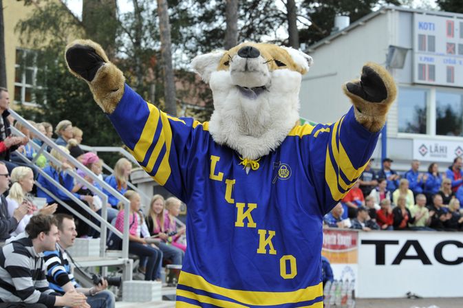 Eetu-kettu teki ensiesiintymisensä Otanlahdessa pesäpallopelissä pudostuspeliottelussa elokuussa 2012. Kuva: Joonas Salo