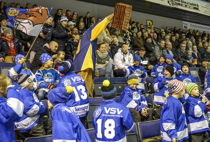Vuonna 2013 Eetu-kettu ilahdutti Lukon pelissä nuorimpia faneja karkkiyllätyksellä. Kuva: Pekka Lehmuskallio