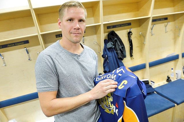 Ilkka Mikkola sovittaa C-kirjainta paitaansa. (Kuva: Pekka Lehmuskallio)