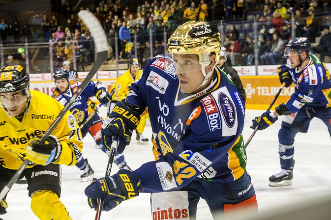 Ville Vahalahti sai lauantaina kiekon jalkaansa. Myös hän menee maanantaina lääkärin tutkimuksiin. (Kuva: Esa Urhonen)