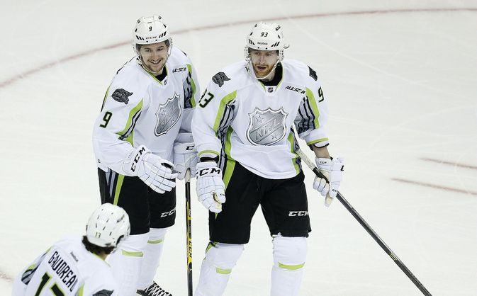 Filip Forsberg (vas) ja Jakub Voracek juhlivat Team Toewsin voittoa.
