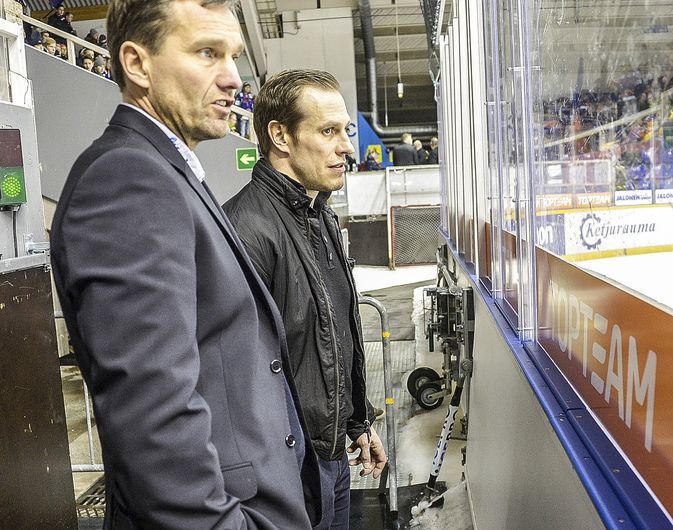 Loukkaantumisten takia Ville Nieminen on joutunut tällä kaudella seuraamaan joitain pelejä pleksin toiselta puolelta. Vastaisuudessa hän tullee tekemään samaa valmentajan roolissa. Kuva: Pekka Lehmuskallio