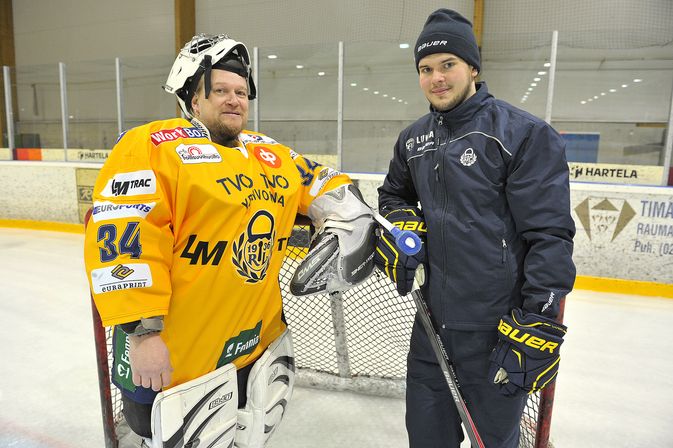 Kimmo Saarikko ja Joni Nikko kisailivat harkkahallissa hyvässä hengessä. Kuva: Juha Sinisalo