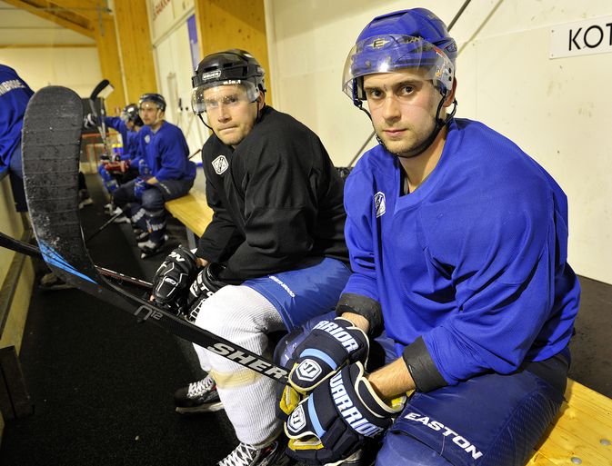 Jesse Laaksonen (vas.) kuuluu HC Satakunnan liigakokemusta omaaviin pelaajiin. Varakapteeni Riku Väkiparta on Eurajoen oma poika