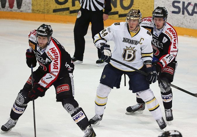 Halpuuttajat. JYP ja Blues leikkaavat palkkabudjettejaan.