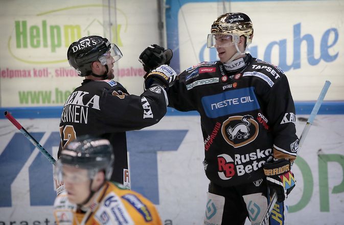 Joonas Donskoi (oik) teki kaksi maalia Lukon verkkoon.