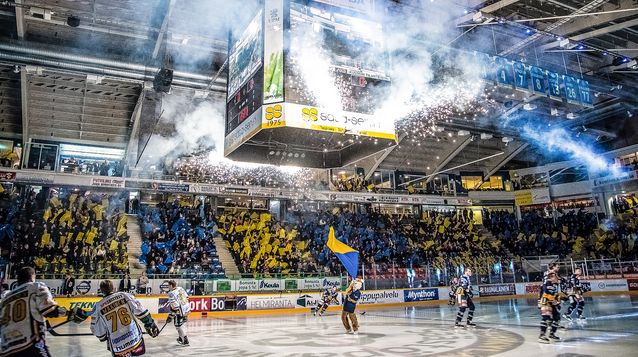 Monen liigapelin alkushow sisältää nykyään ilotulitteita. Liigan ja pelaajayhdistyksen uusi yleissopimus mahdollistaa pelien pelaamisen myös uudenvuoden aattona, jolloin hallin ulkopuolella räiskyvät raketit. Kuva: Elmeri Elo.