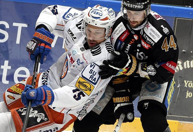 Ryan Glenn taisteli finaaleissa Kärppien väreissä Tapparaa ja Masi Marjamäkeä vastaan. Kuva: Jussi Nukari.