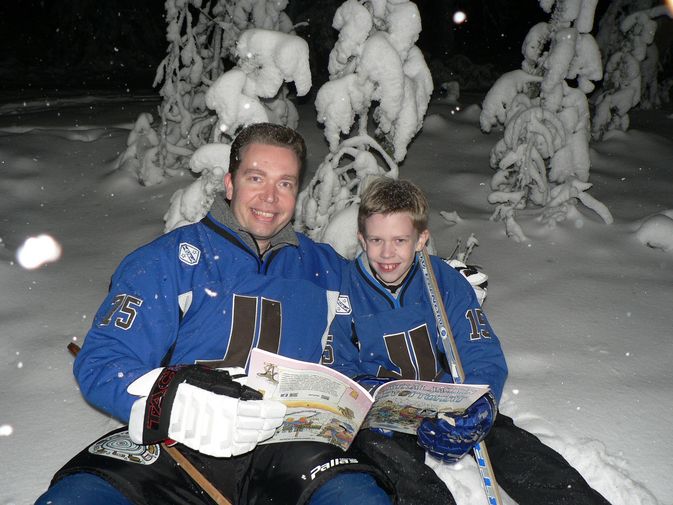Ilkka Metsälä, Lätkälaakson luoja ja hänen poikansa Iiro, jonka yksi suosikkihahmoja albumissa on Ilmari ja Ilpo Ikiroudan 97-vuotias isäpappa Efraim "Into" Ikirouta, jonka puhki kuluneet nivelet eivät kestäisi enää lätkää, mutta silti hän aikoo toimittaa lätkän tolppien väliin alta aikayksikön!