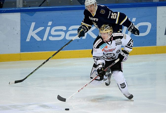 Jenkkihyökkääjä Ryan Lasch katselee TPS:sta ulkomaille.