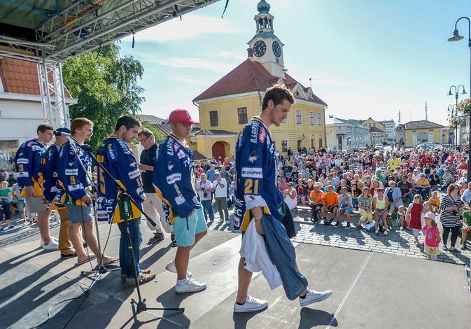 Kuva viime vuoden esittelytilaisuudesta. Nämä kaverit eivät enää Lukko-paitaa kanna. (Kuva: LS-arkisto/Pekka Lehmuskallio)