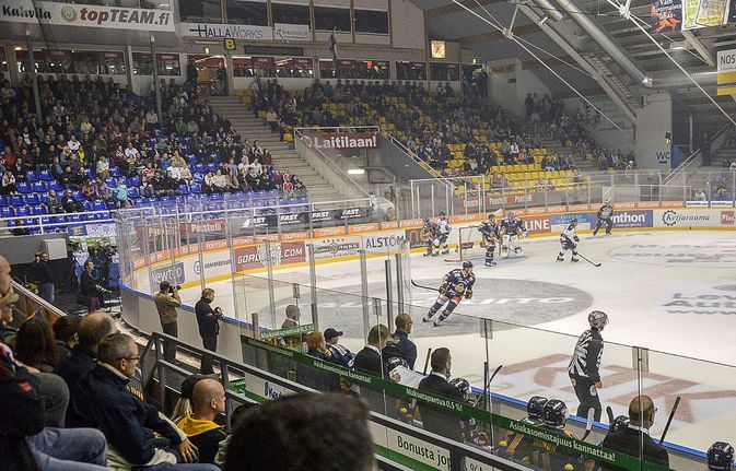 Lukon ja Ässien välisessä liiga-avauksessa katsomoon olisi mahtunut satoja silmäpareja enemmän. (Kuva: Pekka Lehmuskallio)
