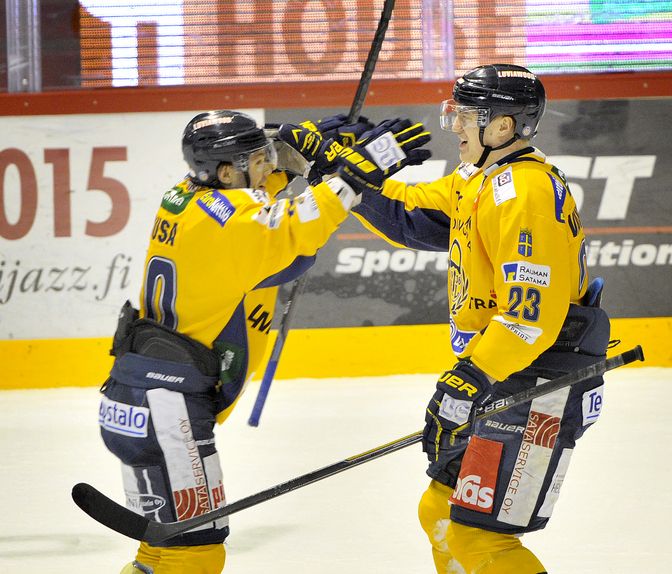 Lukko teki toisessa erässä neljä maalia ja käänsi paikalliskamppailun raumalaisille.