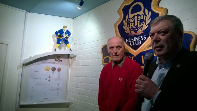 Mestarijoukkueen 1963 kapteeni Seppo Vainio ja bisnesklubin vetäjä Raimo Vahanto kunniataulun julkistuksessa.