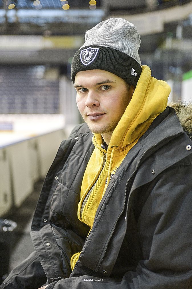Joni Nikko siirtyi 16-vuotiaana Sportista Lukkoon. Reilun neljän vuoden aikana hän on voittanut Raumalla A-nuorten ja aikuisten SM-pronssia, mutta kokenut myös kaksi pahaa polvivammaa.