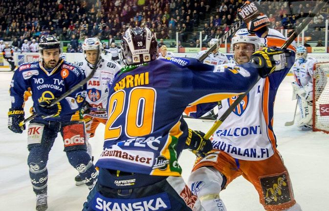 Teemu Nurmi ja Lukko väänsivät kaksi seitsemän ottelun sarjaa pudotuspeleissä 2014. Bluesin Lukko kellisti, Tapparaa ei.