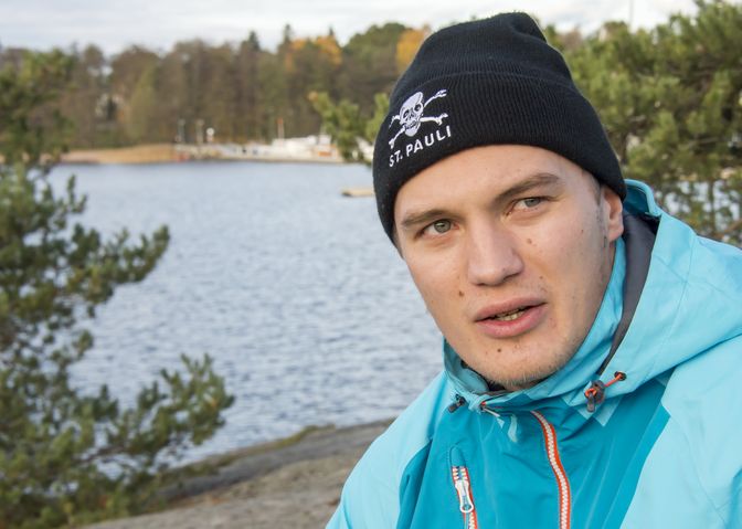 Olavi Vauhkonen hankki CHL-reissulta pipon. Kuva Esa Urhonen.