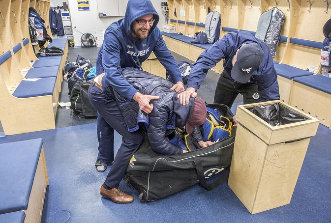 Oskari Setänen yritettiin laittaa samaan kassiin varusteiden kanssa. Kuva: Pekka Lehmuskallio.