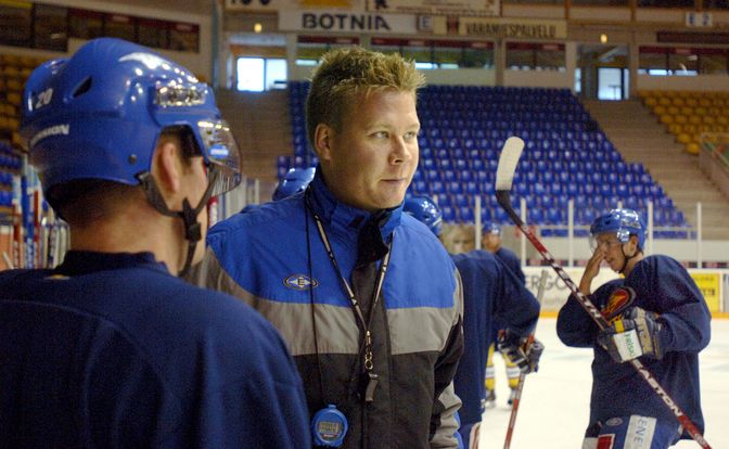 Rauma on tuttu kaupunki Jarno Pikkaraiselle. Hän toimi kahtena kautena 2006-08 Lukon apuvalmentajana ennen kuin siirtyi Mestikseen valmentamaan päävalmentajana Jokipoikia ja Jukureita.