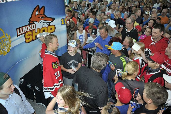 Antti Raanta jaksoi hymyillä kiekkokansan piirityksessä. Kuva: Juha Sinisalo.