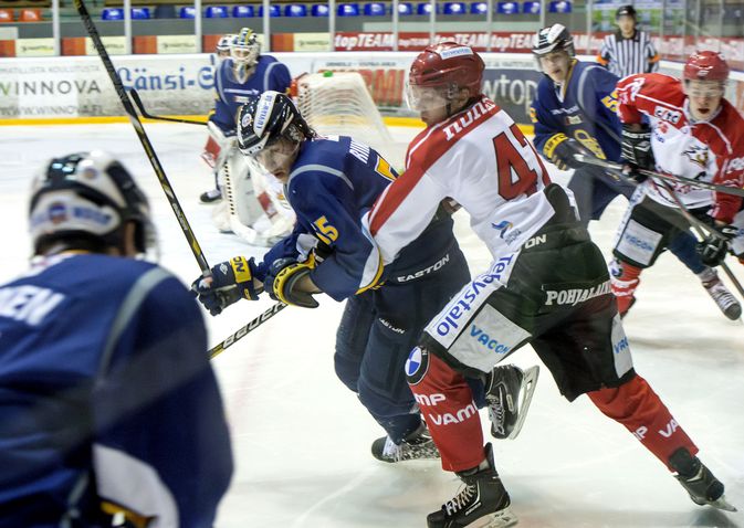 Eero Riikonen oli tällä kaudella Lukon A-nuorten varakapteeni. Hän on voittanut Lukon kanssa A-nuorten SM-pronssia keväällä 2013.