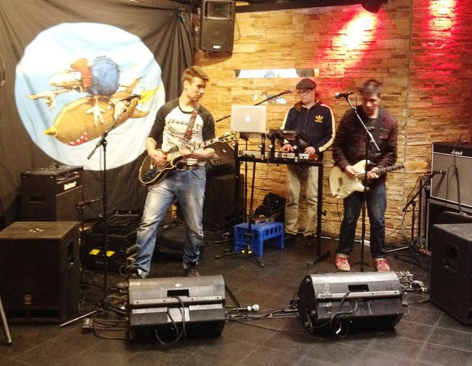 Janne Lahti (vas) Atomirotan soundcheckissa.