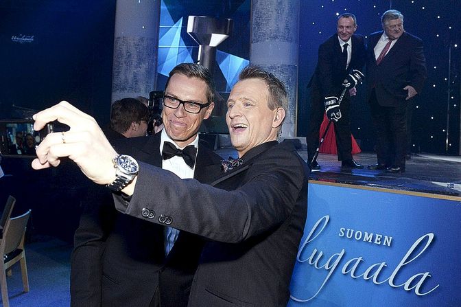 Ajan henki. Pääministeri Aleksander Stubb ja Riku Riihilahti nappasivat selfien Urheilugaalassa.