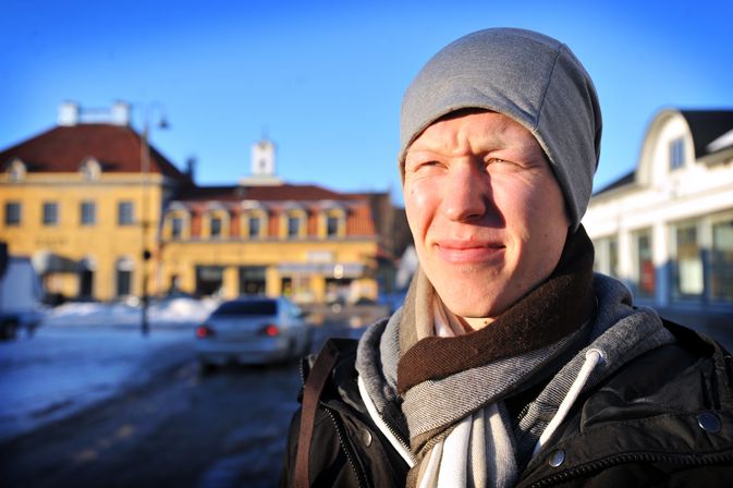 Teemu Aalto katseli Raumalla pronssiaurinkoa. (Kuva: Kai Jalonen)
