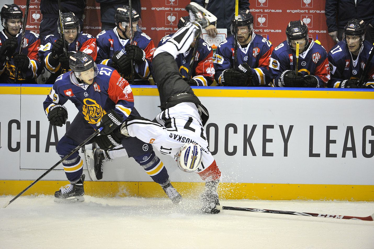 Juho Tommila taklasi ahterillaan CHL-ottelussa.