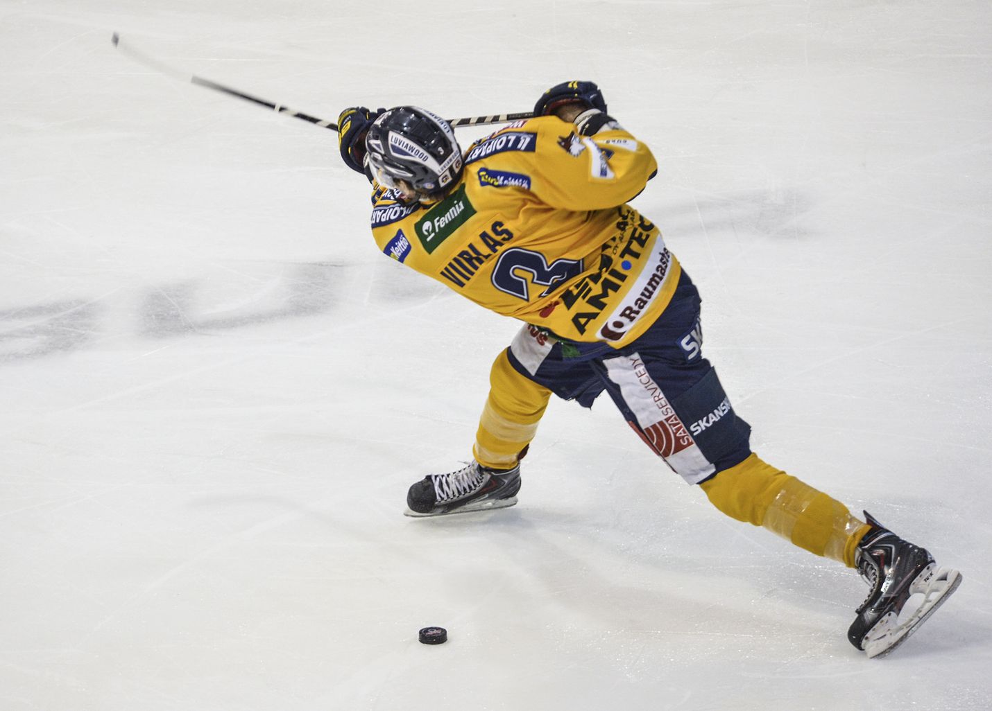 Pari sadan lasku. Tässä hajoaa Lukossa kausina 2010-14 luutineen Roni Viirlaksen työväline.