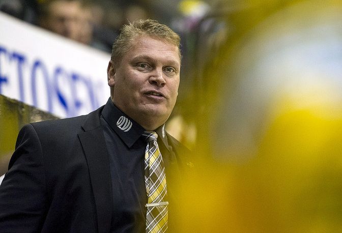 Pekka Virta palasi täksi kaudeksi KalPaan. Virran kiekonhallintaan perustuva pelitapa on sopinut KalPalle. Kuva: Lehtikuva/Timo Hartikainen.