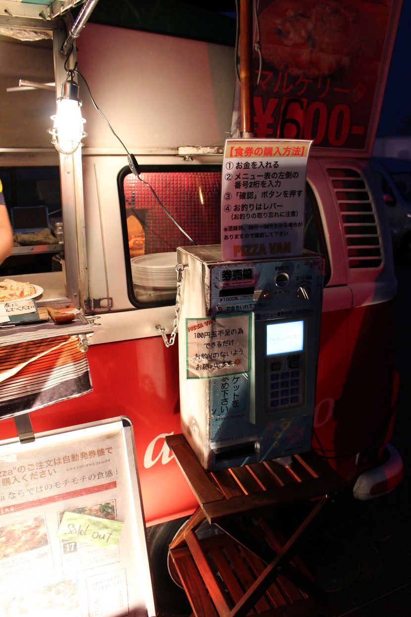 Impressive old Japanese innovations: a vending machine to handle the payment of pizza at Slush Asia. The pizza baker did not have to hassle with payments at all.