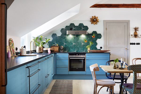 Isabelle McAllister älskar färg och lät Puustelli specialmåla luckorna till hennes kök. Kaklet över spisen kommer från Marrakech Design.