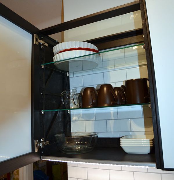 Den öppna stommen visar kaklet bakom skåpet.