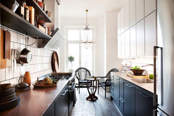 Ljust, vackert och funktionellt. Familjen Östbloms nya kök är designat både för att fixa krubbet och för att fixa trivseln.